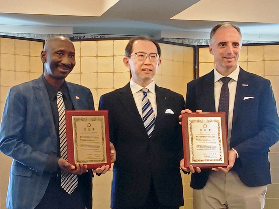 DNDiの受賞を記念し、ロジェ・ドゥバッハ駐日スイス大使（左）が来臨