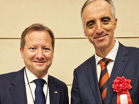 DNDiの受賞を記念し、ロジェ・ドゥバッハ駐日スイス大使（左）が来臨