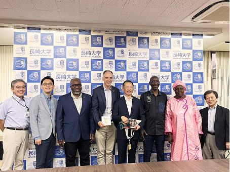 長崎大学 永安武学長、北潔教授、金子聡教授と