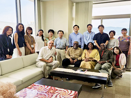 長崎大学熱帯医学 グローバルヘルス研究科長の北教授、同研究科の皆さんと
（DNDi撮影）